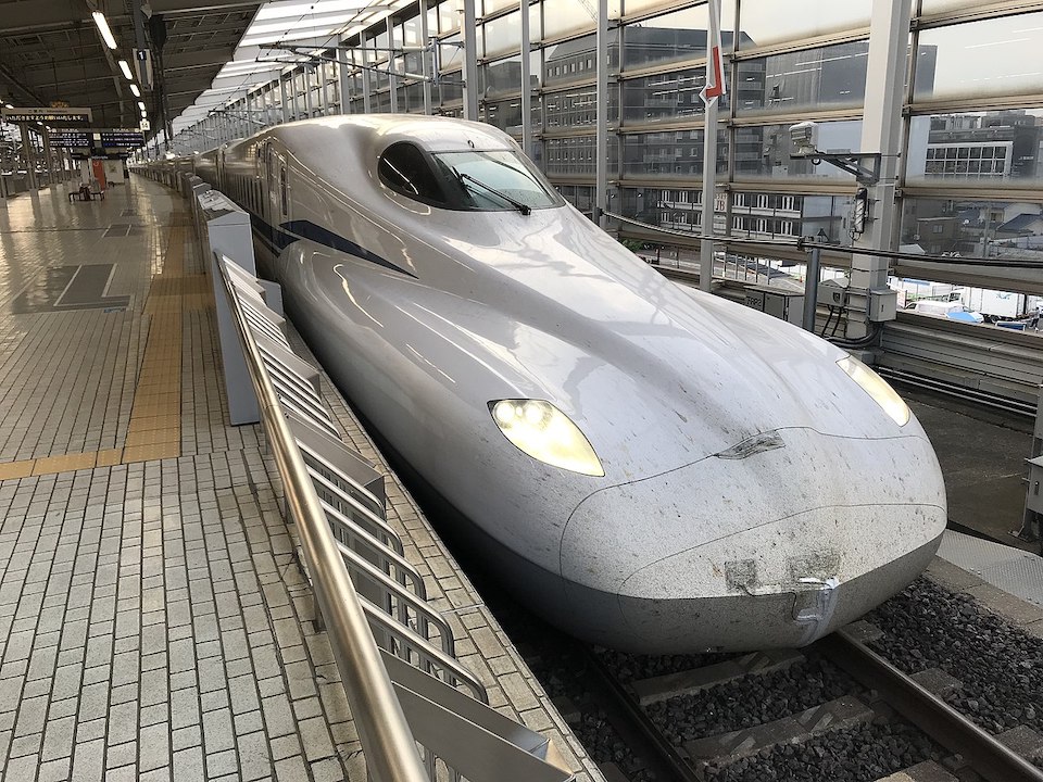 停車中の新幹線