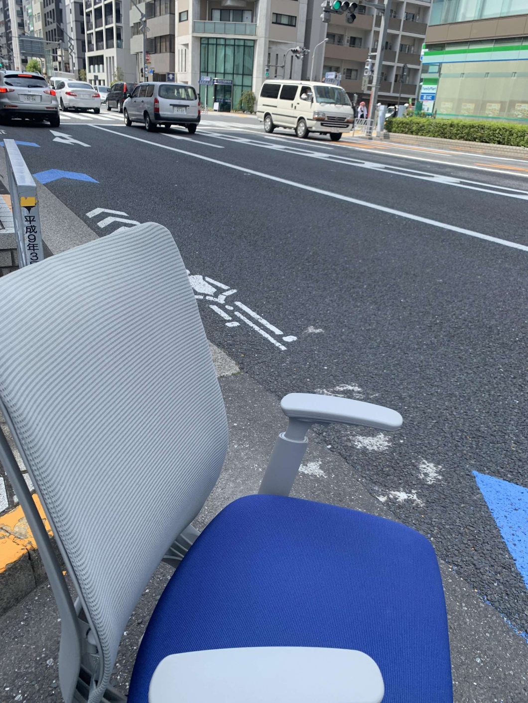 タクシーに椅子ごと乗っている様子