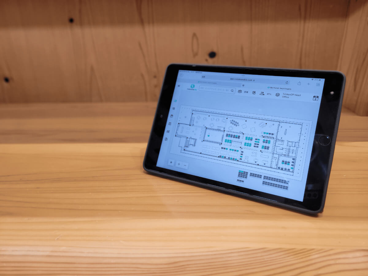 座席表が表示されたタブレットの写真