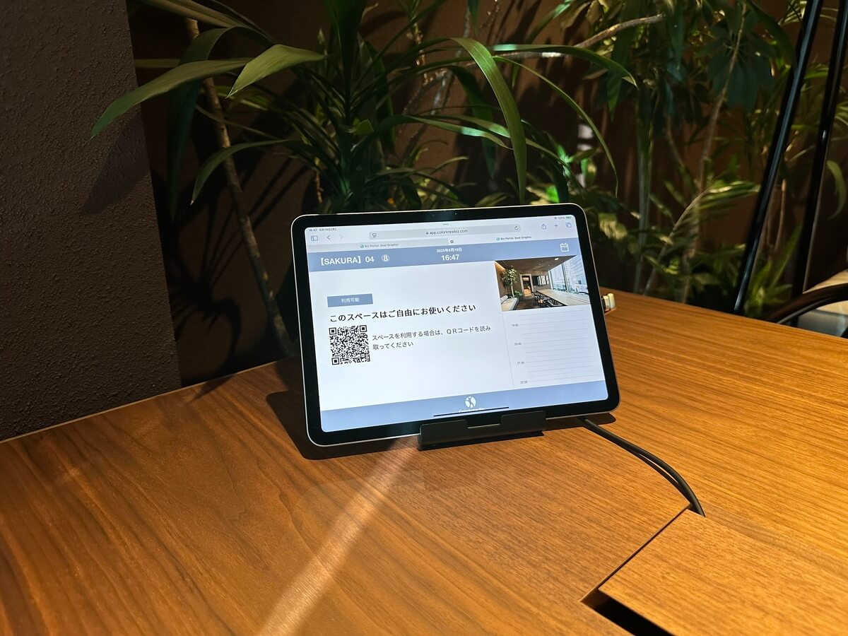 座席表が表示されたタブレットの写真