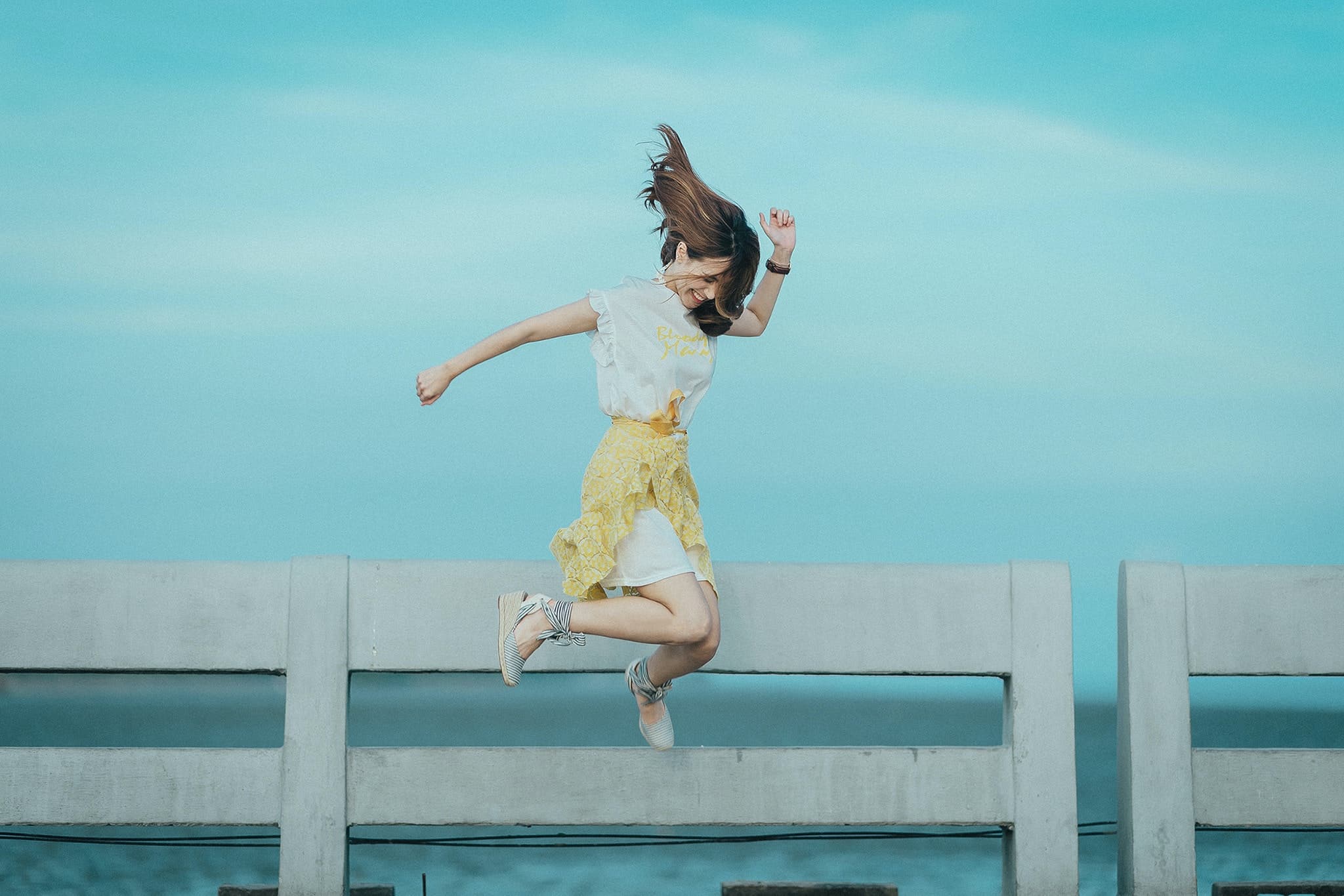ジャンプしている女性の写真